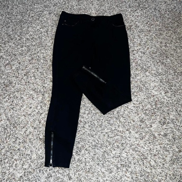 White House Black Market Pants - Size: 4 White House Black Market The Skinny Ankle pants in black